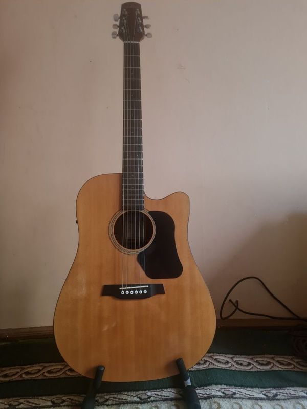 Gitara akustik eng katta razmer