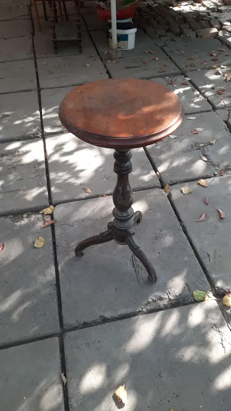 Продается антикварный столик ограничен. Продается антикварный столик ограничен.