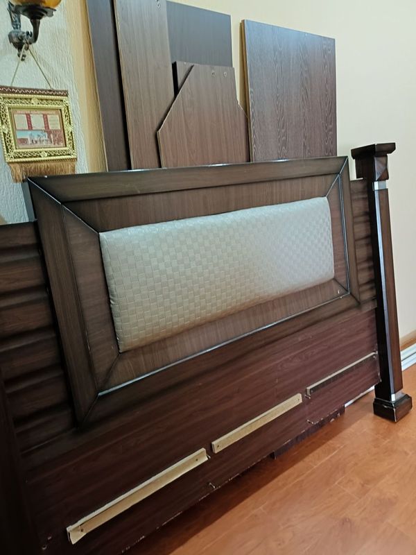 Продам Двухспальную кровать Недорого с Матрасом Продам Двухспальную кровать Недорого с Матрасом