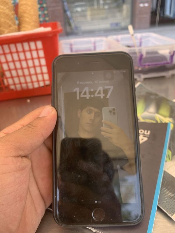 Iphone 8 plus sotiladi naqdga orqa shishasi singan olidigonla bosa tel Iphone 8 plus sotiladi naqdga orqa shishasi singan olidigonla bosa tel