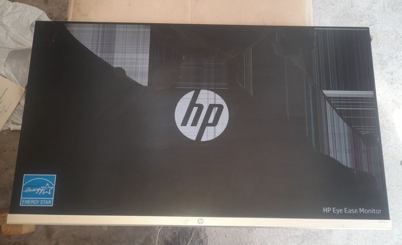 Монитор HP M24f Eye Ease — экран повреждён Монитор HP M24f Eye Ease — экран повреждён