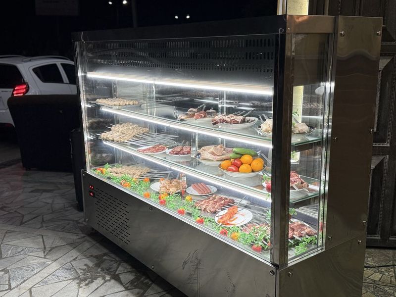 Vetrina Shashlik va Tort pishiriklar uchun uzb dostafka bor Vetrina Shashlik va Tort pishiriklar uchun uzb dostafka bor