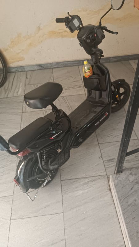 Skuter sotiladi 150$