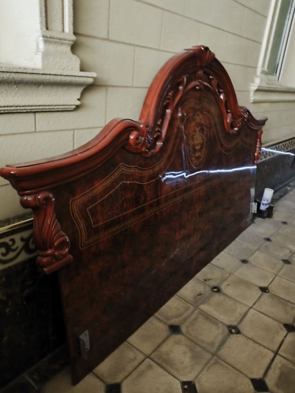 Spalniy divan kamod