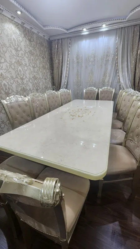 Стол ва стул 12та СОТАМАН! ПРОДАЮ стол и стулья!