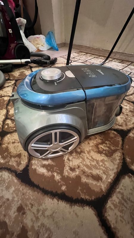 Пылесос Midea без мешка Пылесос Midea без мешка