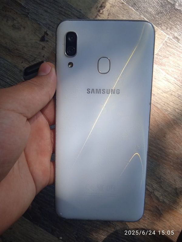 Samsung A30 yangi Samsung A30 yangi