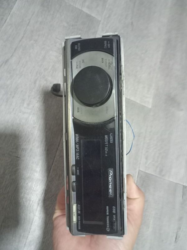 Продам Pioneer DEH-P5050UB в среднем состоянии.