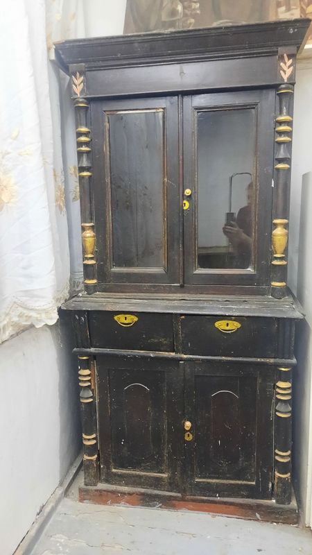 Продам старинный сервант Продам старинный сервант
