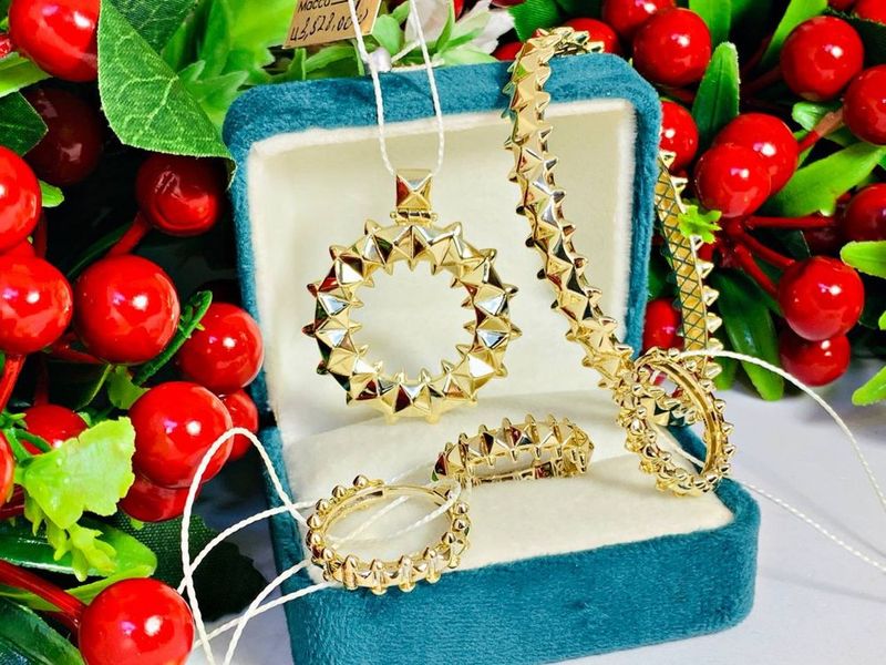 золотой полный комплект – серьги, браслет, кольцо и кулон Cartier золотой полный комплект – серьги, браслет, кольцо и кулон Cartier