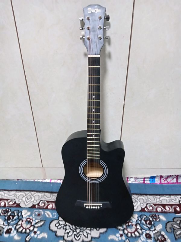 Gitara sotuladi narxi keliwiladi Gitara sotuladi narxi keliwiladi