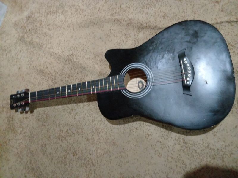 Gitara sotiladi 600.000