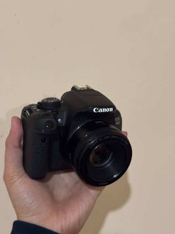 Фотоаппарат Canon 700D Фотоаппарат Canon 700D