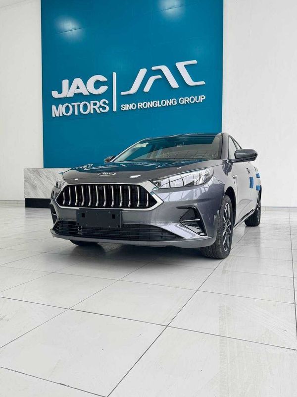 Современный лифтбэк от JAC J7