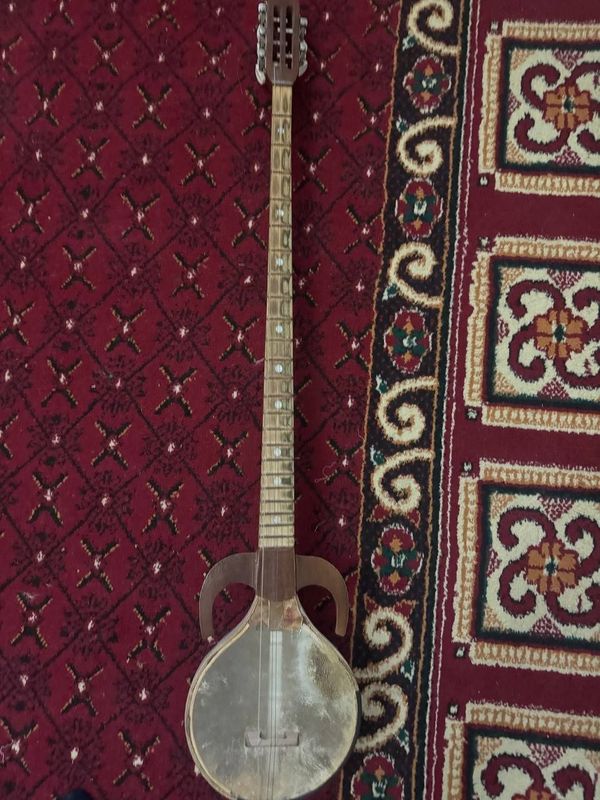 Qashqar rubobi ... Qashqar rubobi ...