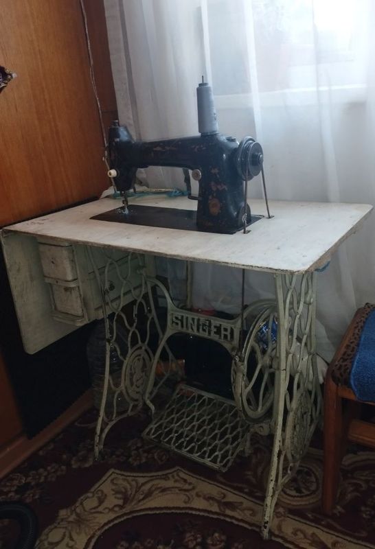 Промышленная швейная машина Подольск со столом, б/у Промышленная швейная машина Подольск со столом, б/у