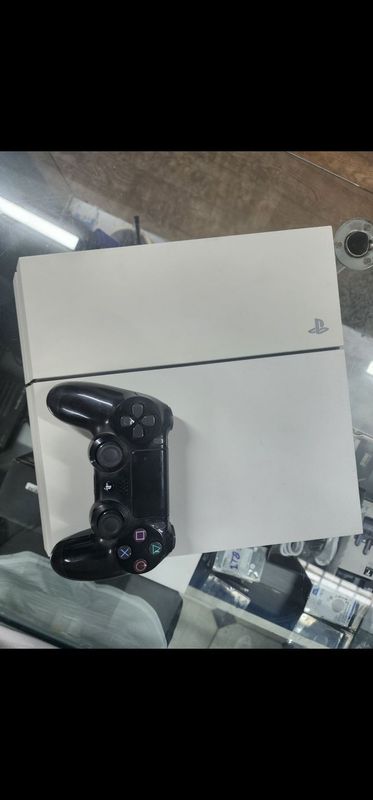 Продается игровой консол Sony Playstation 4 Продается игровой консол Sony Playstation 4