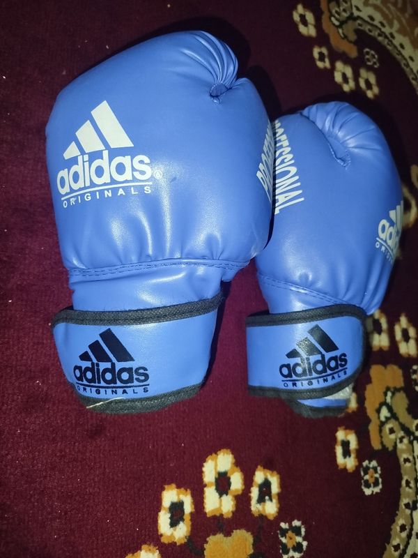 Boks perchatka va shlem Boks perchatka va shlem