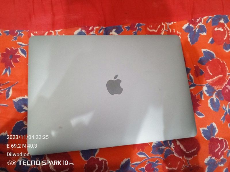 Macbook sotiladi