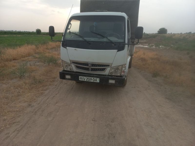 Mini isuzu 2500 t sotiladi holati yahshi Mini isuzu 2500 t sotiladi holati yahshi