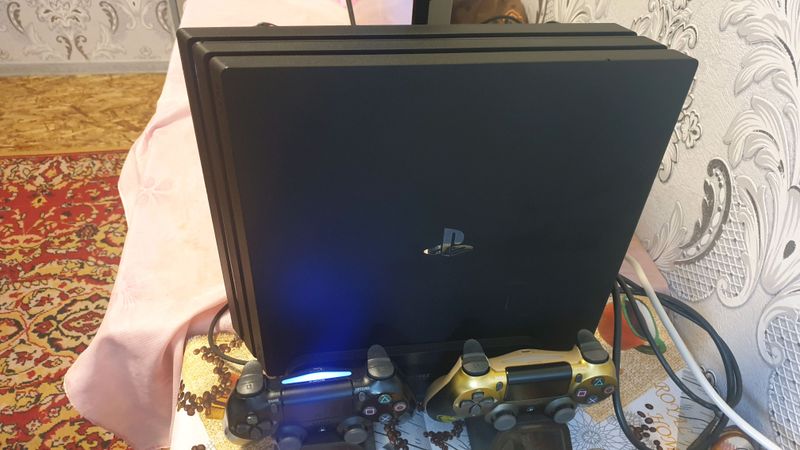 PS4 PRO 1TRB PS4 PRO 1TRB