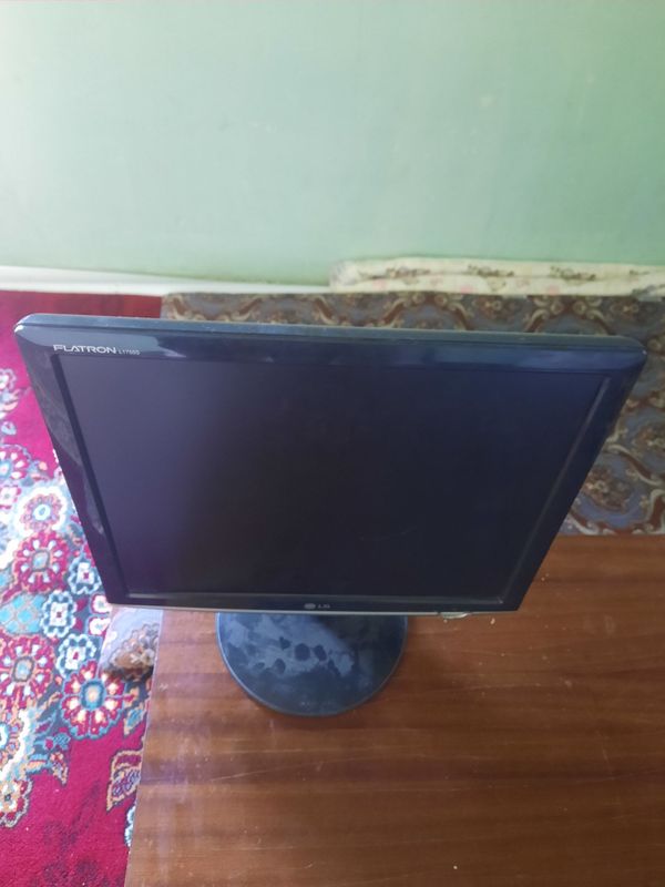 Monitor lg sotiladi 17.5