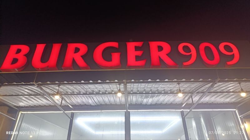 Burger yozuv yangi qoyilgan