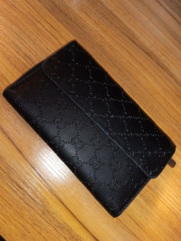 Стильный кошелек Gucci из черной кожи Стильный кошелек Gucci из черной кожи
