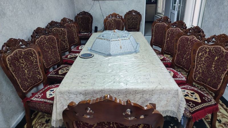 Продам стол со стульями Продам стол со стульями