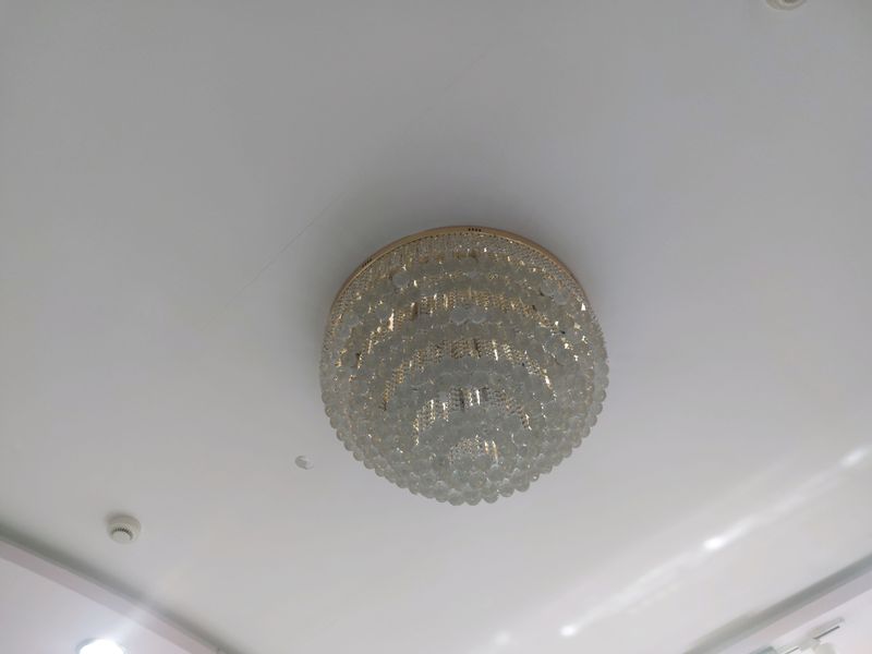 lustra 0.86 sm, vitrina 8 metr srochna sotiladi lustra 0.86 sm, vitrina 8 metr srochna sotiladi