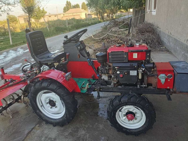 Mini traktor srochno sotiladi kelishamiz