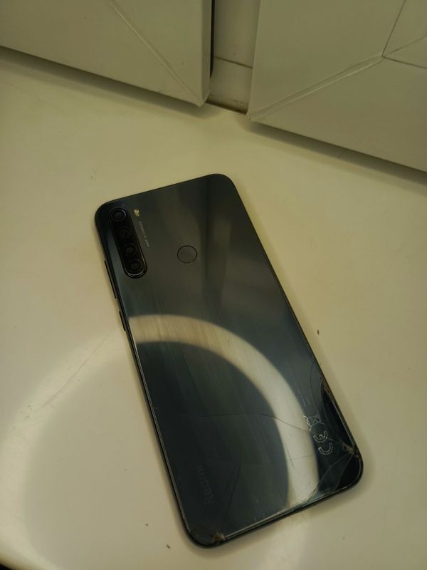Remi Note 8 T ( задняя крышка на половину разбита ) СРОЧНО! Remi Note 8 T ( задняя крышка на половину разбита ) СРОЧНО!