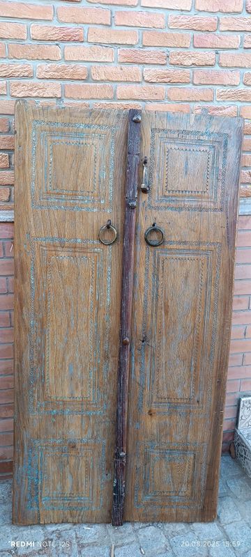 Старинные двери, калитки, ворота из массива карагача. Старинные двери, калитки, ворота из массива карагача.