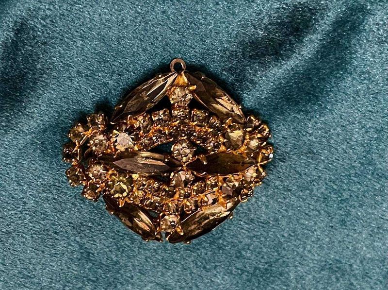 Винтажная брошь с золотистыми кристаллами Винтажная брошь с золотистыми кристаллами