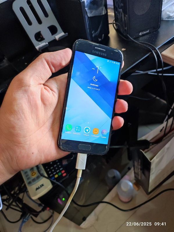 Samsung A3 2017 sotiladi Samsung A3 2017 sotiladi