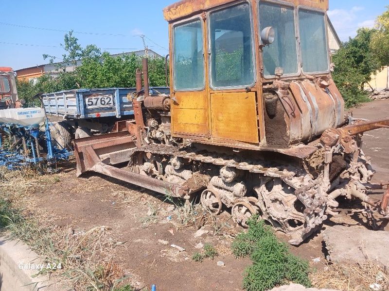 T 75 Kazakstan tractor xolati yaxshi pulik chisel chel mashinasi bor