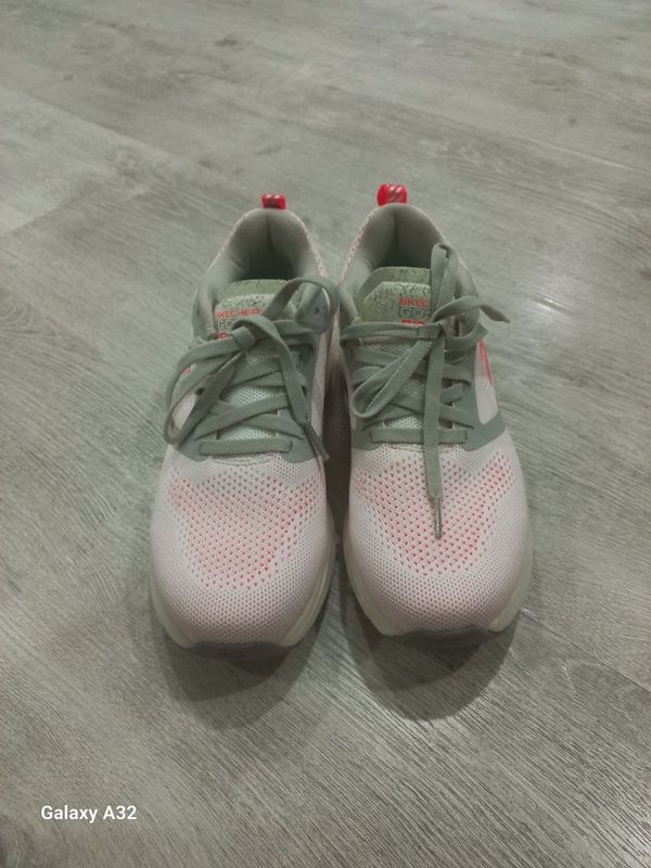 Продаю Skechers, одела 2 раза, малы немного, мягкие, 37,5-38 размер, Продаю Skechers, одела 2 раза, малы немного, мягкие, 37,5-38 размер,