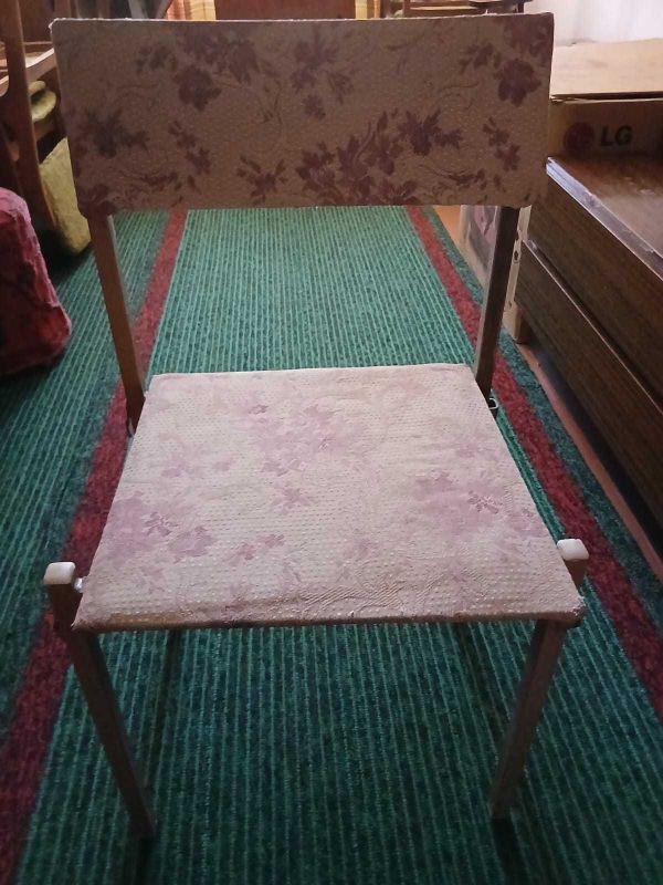 Продаю крепкие металлические стулья 6шт. В хорошем состоянии. Продаю крепкие металлические стулья 6шт. В хорошем состоянии.