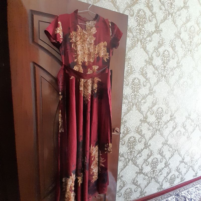 Qizil va zamonaviy koylak