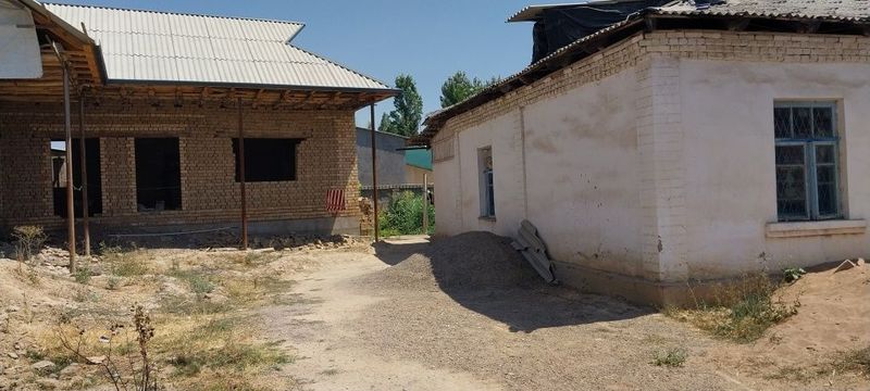 Урта чирчик Корасувда срочно ховли уй сотилади Урта чирчик Корасувда срочно ховли уй сотилади