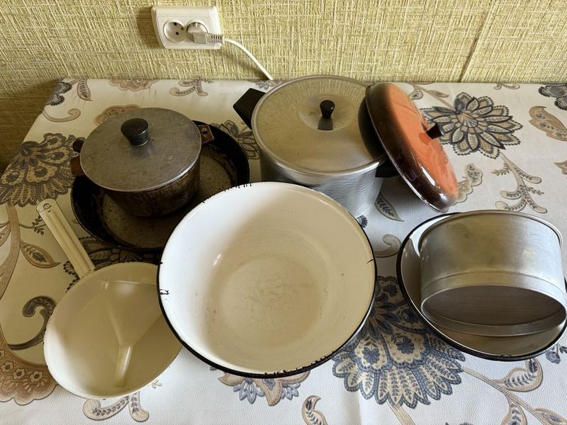 Разная посуда (сковороды, казанок, кастрюля, миски) Разная посуда (сковороды, казанок, кастрюля, миски)
