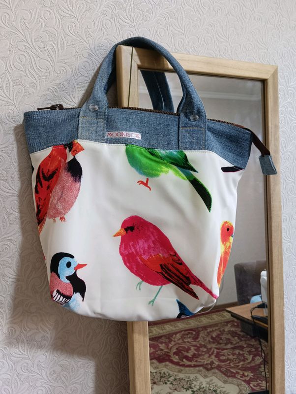 продам дамскую сумочку. закрывается на молнию. продам дамскую сумочку. закрывается на молнию.