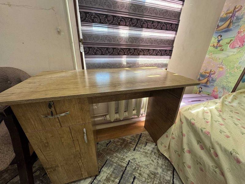 Деревянный письменный стол Деревянный письменный стол