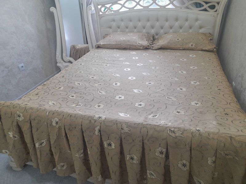 Покрывало на двуспальную кровать 220×240 с наволочками 50×70,стеган. Покрывало на двуспальную кровать 220×240 с наволочками 50×70,стеган.