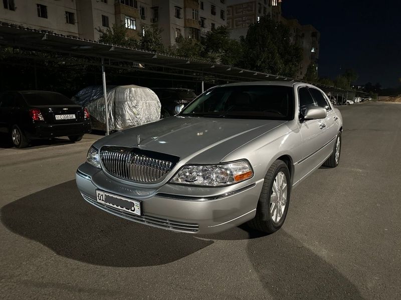 Lincoln (2003 йил) Мотор: 4.3 L Юрган масофа: 238,000 мил Н