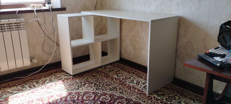 Компьютерный/письменный стол, угловой. Компьютерный/письменный стол, угловой.