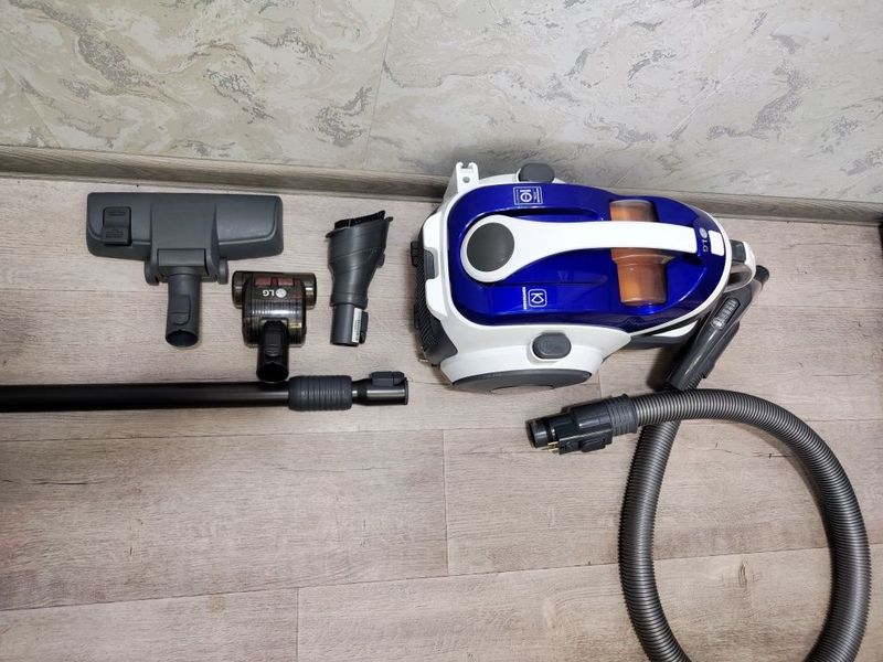 Продам мощный пылесос lg compressor с управлением на ручке Продам мощный пылесос lg compressor с управлением на ручке