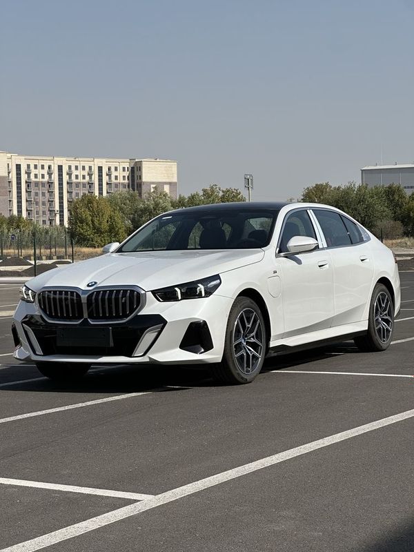 BMW i5 eDrive 35L 2025год BMW i5 eDrive 35L 2025год