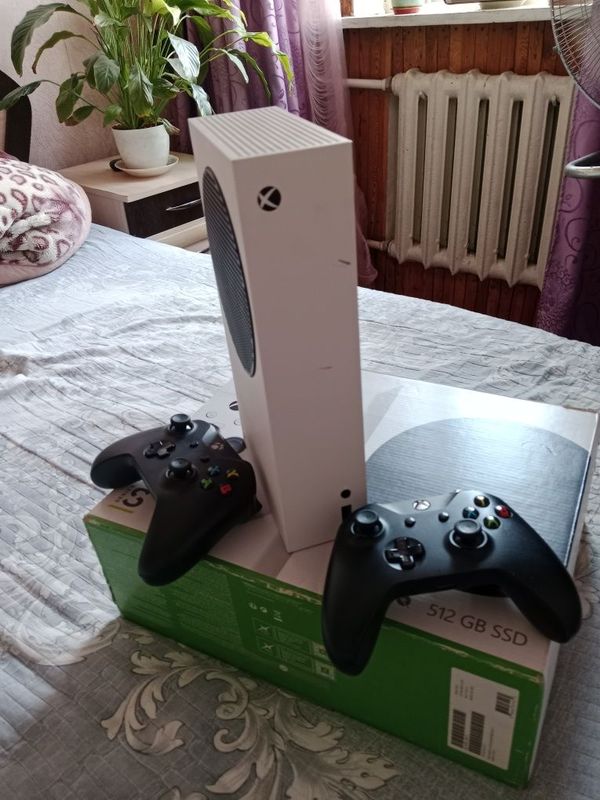 Продам Xbox series S 512gb,c 2мя геймпадами состояние отличное Продам Xbox series S 512gb,c 2мя геймпадами состояние отличное