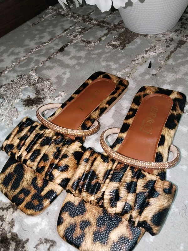 Новые тапочки Tiger Новые тапочки Tiger